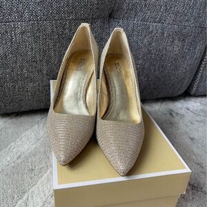 Michael kors gold glitter pump heels